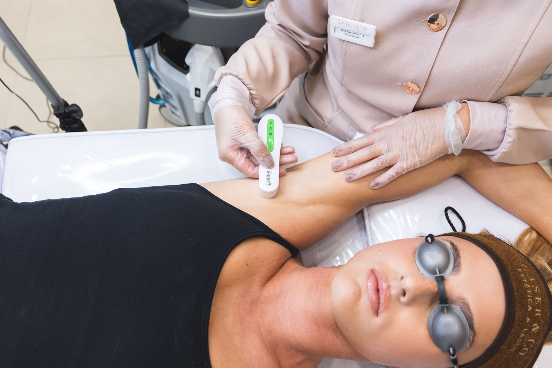 Atendimento de depilação a laser na Laser & Co Santana